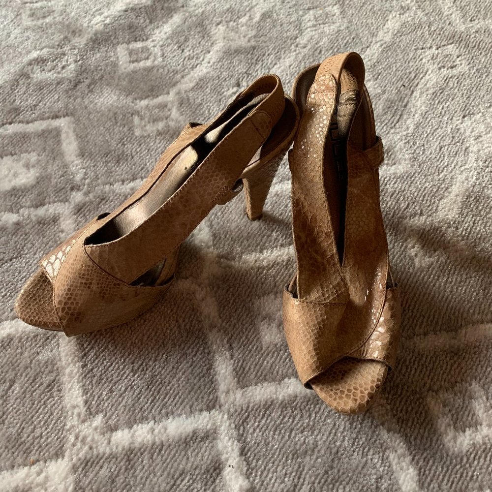 Snakeskin Nude Moda Open-toe Heels size 9